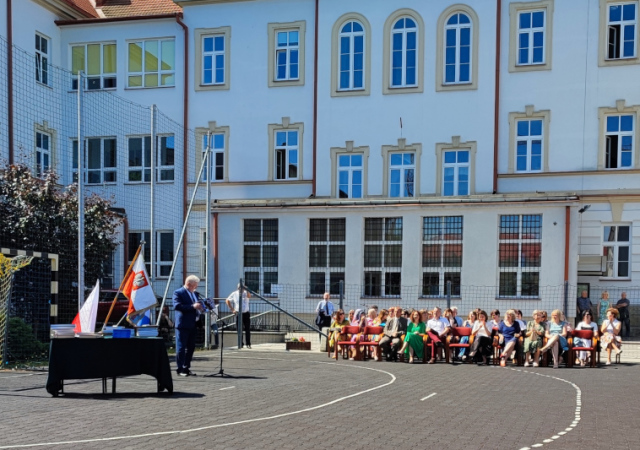 Zakończenie roku szkolnego 2021/2022 - Apel na dziedzińcu szkoły - przemówienie Dyrektora - grono pedagogiczne